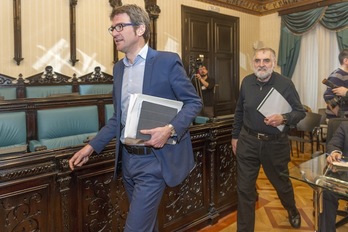 El alcalde de Gasteiz, Gorka Urtaran, y el concejal Peio López de Munain, en el pleno del viernes pasado. (Juanan RUIZ/ARGAZKI PRESS)