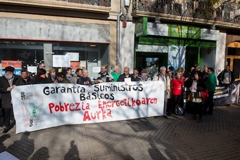 Un momento de la concentración para denunciar la pobreza energética. (Iñigo URIZ/ARGAZKI PRESS)