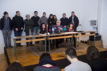 Algunos de los abogados firmantes  han comparecido hoy en Iruñea. (Iñigo URIZ/ARGAZKI PRESS)