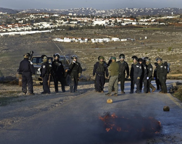 Miembros de las fuerzas israelíes, en las inmediaciones de la colonia de Amona, que debe ser desalojada tras ser declarada ilegal incluso por la Justicia israelí. (Jack GUEZ/AFP) 