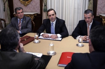 José Antonio Alonso, en el centro de la imagen, durante una reunión con los responsables del Gobierno de Nafarroa en 2006. (Iñigo URIZ/ARGAZKI PRESS)