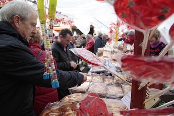 Dulces, roscos, caramelos y pastas se ponen a la venta en la plaza de San Nicolás con motivo de la festividad de San Blas. (AYUNTAMIENTO DE IRUÑEA)