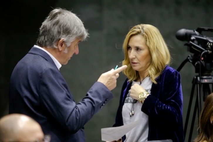 Martínez y Beltrán, durante el pleno de la Cámara. (PARLAMENTO DE NAFARROA)