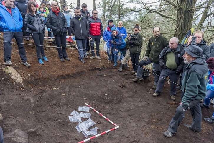 Miliziano baten gorpuzkiak atera dituzte Larrabetzun. (Juanan RUIZ / ARGAZKI PRESS)