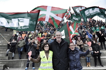 El secretario general de ELA, Adolfo Muñoz, ha participado en el mosaico. (ARGAZKI PRESS)