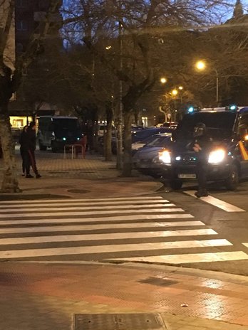 La Policía española ha realizado registros en los bares Ezpala y Basajaun, en el barrio de Iturrama y en Atarrabia. (@HamaikaTb)