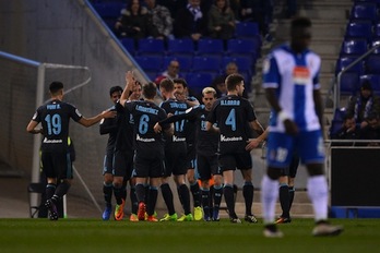 Los jugadores de la Real celebran el gol de Carlos Vela. (Josep LAGO/AFP)
