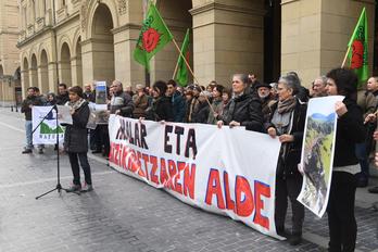 Concentración de Naturkon ante la Diputación de Gipuzkoa. (Jon URBE/ARGAZKI PRESS)