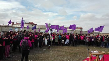 Alrededor de 300 mujeres, frente a la cárcel de Valladolid. (@ehbfeminista)