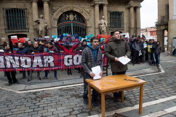 Miembros de Indar Gorri, en rueda de prensa. (Iñigo URIZ/ARGAZKI PRESS)