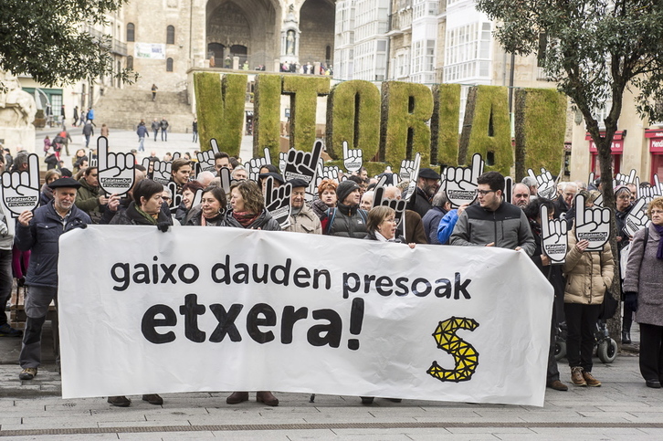 Larriki gaixo dauden presoen eskubideen alde elkarretaratzea egin dute Gasteizen. (Jaizki FONTANEDA/ARGAZKI PRESS)