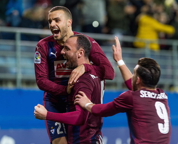 Los jugadores del Eibar celebran uno de sus goles. (Juanan RUIZ / ARGAZKI PRESS)