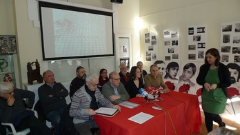 Rueda de prensa para denunciar el archivo de la querella por los sucesos del 3 de marzo. (NAIZ)