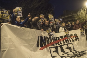 Concentración de Sortu este jueves ante la comisaría de la Ertzaintza en Hernani. (Jon URBE / ARGAZKI PRESS)