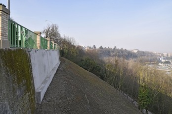 Imagen de la zona de Beloso tras finalizar los trabajos generados por el derribo de Villa Celes. (AYUNTAMIENTO DE IRUÑEA)