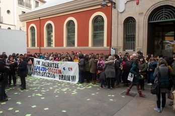 Trabajadores de Caprabo se han concentrado ante el Mercado de la trasera del Ayuntamiento. (Iñigo URIZ/ARGAZKI PRESS)