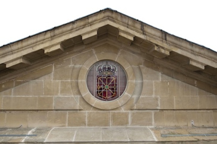 Vidriera con el escudo de Navarra, en la fachada principal del Palacio de Diputación. (GOBIERNO DE NAFARROA)