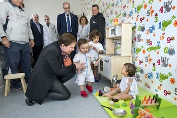 La presidenta Barkos, en la nueva ludoteca infantil del CHN. (GOBIERNO DE NAFARROA)