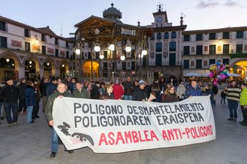 Concentración en Tutera contra el polígono de tiro de las Bardenas. (NAIZ)