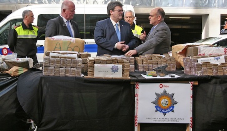 Presentación ante los medios de la droga incautada por la Policía Municipal. (BILBOKO UDALA)