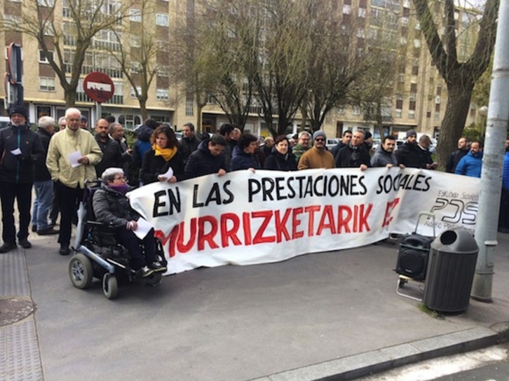 Concentración ante una oficina de Lanbide en Gasteiz. (@arabapds)