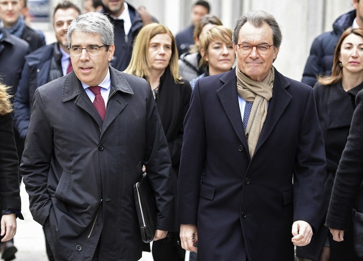 Francesc Homs y Artur Mas durante la segunda jornada del juicio al primero. (Javier SORIANO/AFP)