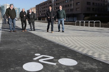 Un momento de la visita de miembros del Ayuntamiento a la nueva zona de Arrosadia sur. (AYUNTAMIENTO DE IRUÑEA)