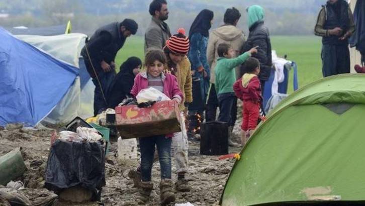 Un grupo de personas en un campo de refugiados.