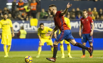Roberto Torres lanza el penalti que suponía el 1-2. (Jagoba MANTEROLA / ARGAZKI PRESS)
