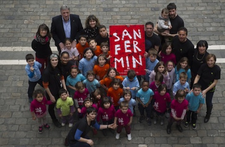 Imagen del cartel ganador del año pasado junto a sus autores, los alumnos de la Escuela de Buztintxuri de Iruñea. (Jagoba MANTEROLA/ARGAZKI PRESS)