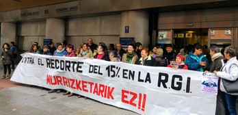 Concentración de protesta realizada por colectivos de mujeres ante la sede de Lakua.