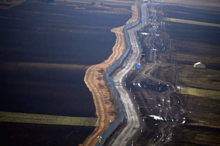 Valla fronteriza entre Hungría y Serbia. (ATTILA KISBENEDEK / AFP)