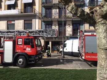 Dos camiones de Bomberos de Nafarroa se han desplazado a la plaza del Castillo para sofocar el pequeño incendio casero.