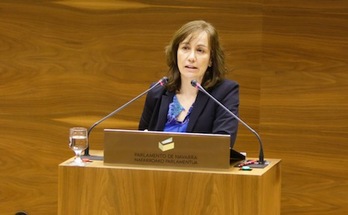 La consejera Ana Herrera, durante su intervención en la Cámara en relación al deporte femenino en el herrialde. (PARLAMENTO DE NAFARROA)