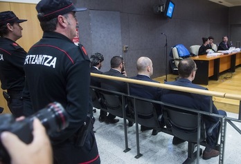 Los cuatro guardias civiles acusados de torturar a Barrenetxea, en el banquillo. (Luis JAUREGIALTZO/ARGAZKI PRESS)