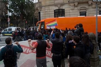 El autobús tránsfobo ha intentado aparcar junto al monumento a los Fueros, pero la protesta popular lo ha impedido. (Iñigo URIZ/ARGAZKI PRESS)