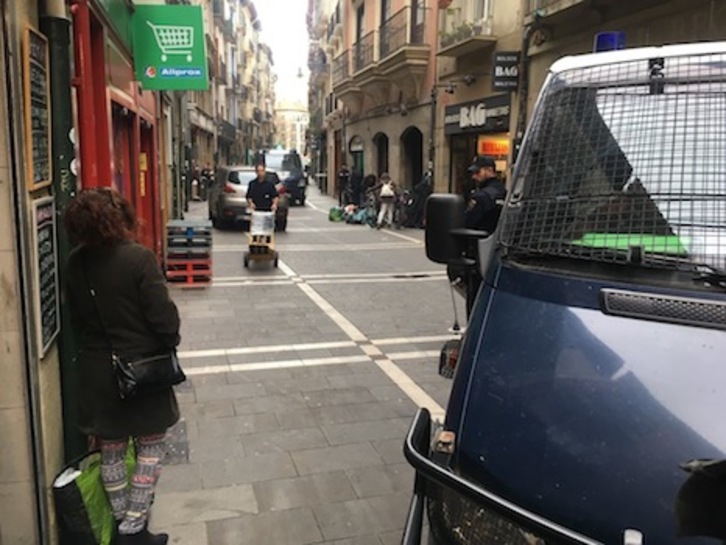 La Policía española cortó la calle San Antón durante el desalojo de la vivienda.