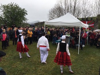 Acto celebrado en el Campo de Juntas de Saraube. (Gure Esku Dago)