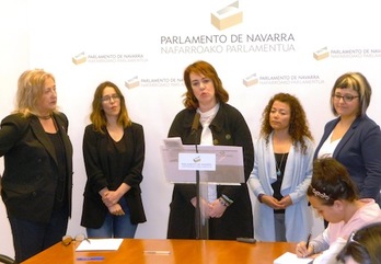 La presidenta Aznárez, en la presentación del protocolo contra el acoso sexual en la Cámara. (PARLAMENTO DE NAFARROA)