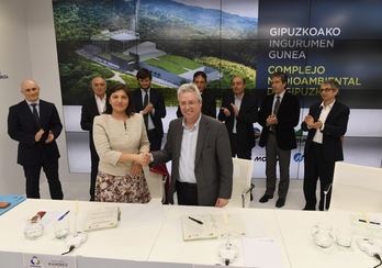 María Jesús Ramírez, directora de la UTE Urbaser, y José Ignacio Asensio, tras la firma del contrato. (Gorka RUBIO/ARGAZKI PRESS)