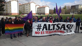Concentración de familiares ante los Juzgados de Iruñea, con el apoyo de colectivos feministas y LGTB. (@Altsasugurasoak) 