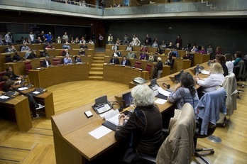 Cinco mujeres que fueron torturadas han llevado sus testimonios al Parlamento navarro. (Iñigo URIZ/ARGAZKI PRESS)