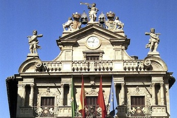 La fachada del Ayuntamiento de Iruñea lucirá la bandera republicana española el próximo 14 de abril.