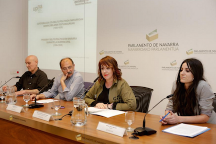 Los ponentes junto a la presidente de la Cámara, Ainhoa Aznárez. (Parlamento de Nafarroa)