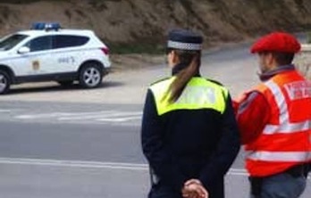 Una agente de policía local y un policía foral, en un control conjunto. (GOBIERNO DE NAFARROA) 