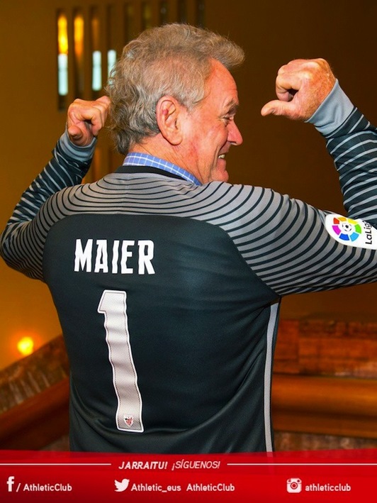 Sepp Maier posa con la camiseta del Athletic. (ATHLETIC CLUB)