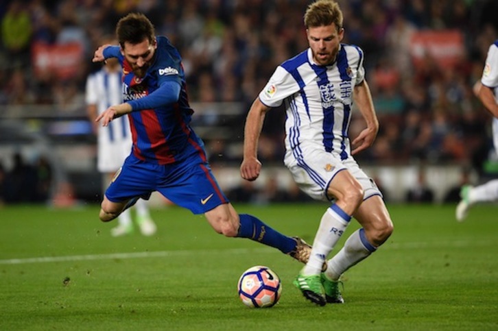 Illarramendi y Messi pugnan por un balón. (Lluis GENÉ/AFP)