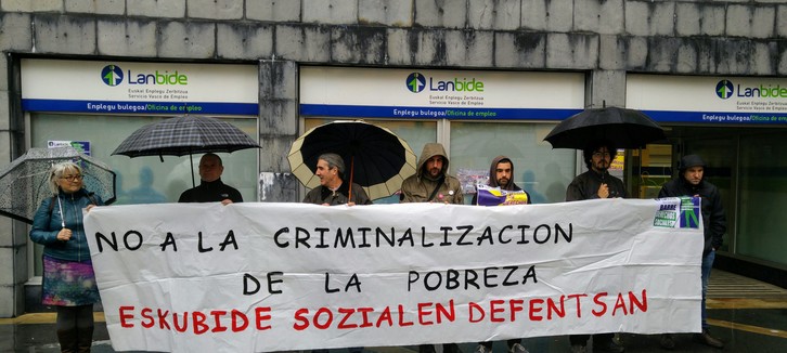 Concentración realizada frente a la oficina de Lanbide en Barakaldo.