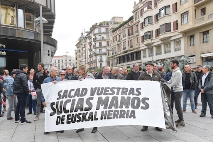 Concentración de Sortu ante la sede del PP en Iruñea. (Idoia ZABALETA/ARGAZKI PRESS)