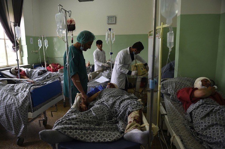 Los civiles heridos en el ataque contra la OTAN fueron atendidos en el hospital Wazir Akbar Khan de Kabul. (Wahid KOHSAR-AFP)